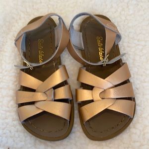 Like new salt water sandals rose gold